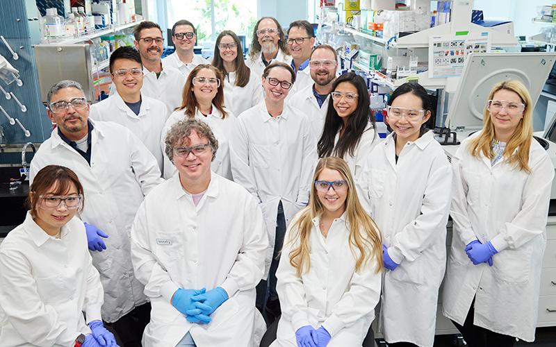 A large group of 博彩平台网址大全 scientists in a lab